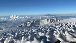 12.-25. November 2022: Kilimanjaro - Trekking auf höchsten Berg Afrikas 5 Auf dem Gipfel des Kilimanjaro