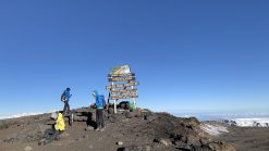 11.-23. November 2023: Trekkingreise mit Besteigung Kilimanjaro 11 Auf dem Gipfel des Kilimanjaro