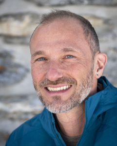 Interview mit Andi Alonso - Gay Schneeschuhtrekking in Lappland 2 Martin.Ramsauer Pink Alpine 2022 MRP8689 240x300 1